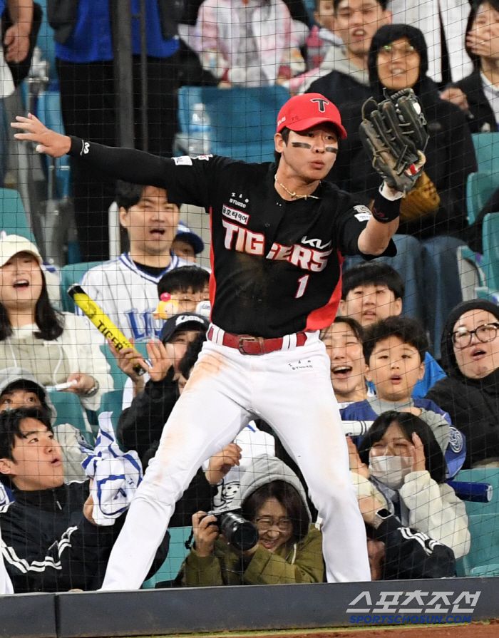 안전망 충돌도 불사하고 타구만 보고 달려온 유격수 박찬호.