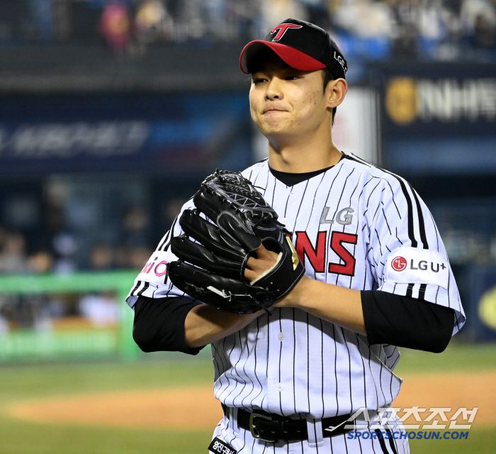 24일 잠실야구장에서 열린 NC와 LG의 경기, 9회초 투구를 마친 LG 김영우가 더그아웃으로 향하고 있다. 잠실=허상욱 기자wook@sportschosun.com/2025.04.24/