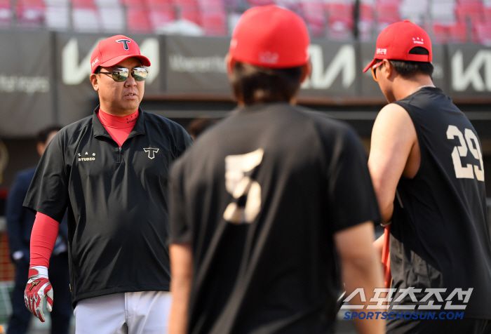 25일 광주 기아챔피언스필드에서 열린 KIA 타이거즈와 LG 트윈스의 경기. 부상에서 복귀한 KIA 김도영이 훈련을 하고 있다. 광주=박재만 기자 pjm@sportschosun.com/2025.04.25/