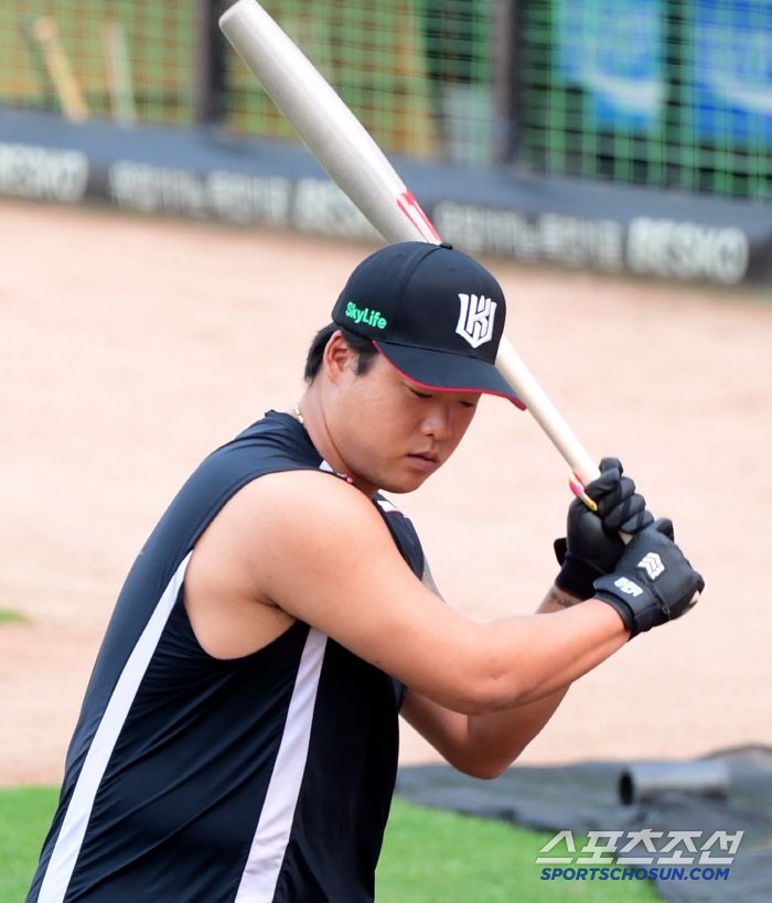 17일 광주 기아 챔피언스필드에서 열린 KT-KIA전. KT 강백호가 어뢰배트에 관심을 보이고 있다. 광주=정재근 기자 cjg@sportschosun.com/2025.4.17/