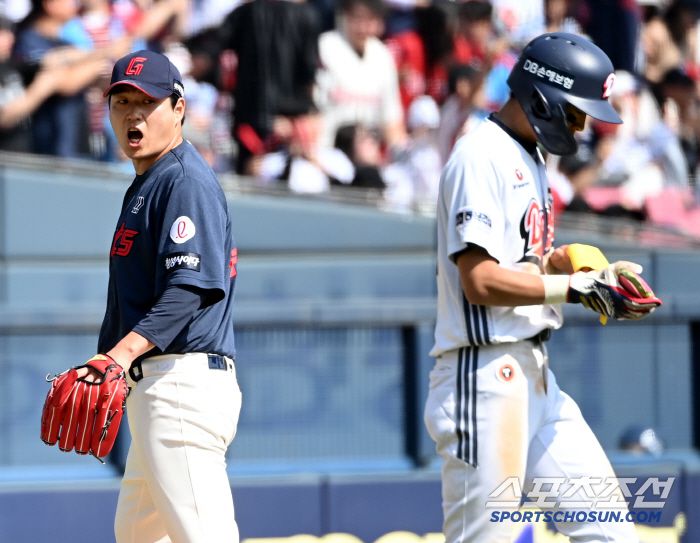 26일 잠실야구장에서 열린 롯데와 두산의 경기, 4회말 2사 만루 위기를 넘긴 롯데 나균안이 루상에 있던 두산 김민석에 말을 건네고 있다. 잠실=허상욱 기자wook@sportschosun.com/2025.04.26/