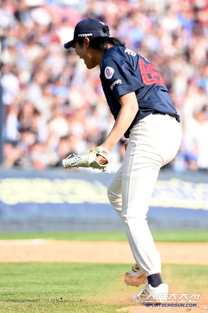 26일 잠실야구장에서 열린 롯데와 두산의 경기, 8회말롯데 정철원이 두산 김기연을 삼진처리하며 환호 하고 있다. 허상욱 기자wook@sportschosun.com/2025.04.26/