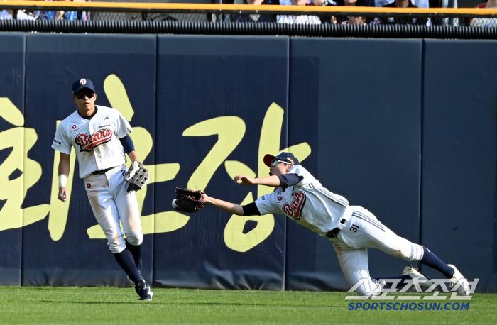 26일 잠실야구장에서 열린 롯데와 두산의 경기, 8회초 무사 2루 두산 중견수 정수빈이 롯데 레이예스의 플라이 타구를 잡지 못하고 있다. 이 타구에 2루주자 윤동희가 홈으로 파고들어 3대3 동점이 이뤄졌다. 잠실=허상욱 기자wook@sportschosun.com/2025.04.26/