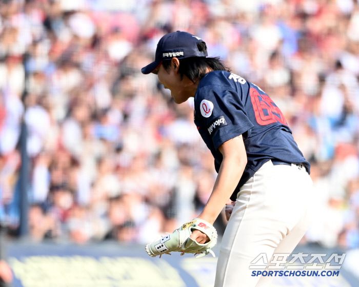 26일 잠실야구장에서 열린 롯데와 두산의 경기, 8회말롯데 정철원이 두산 김기연을 삼진처리하며 환호 하고 있다. 허상욱 기자wook@sportschosun.com/2025.04.26/