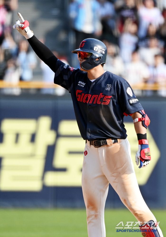 26일 잠실야구장에서 열린 롯데와 두산의 경기, 9회초 1사 1,3루 윤동희가 1타점 2루타를 치고 환호하고 있다. 허상욱 기자wook@sportschosun.com/2025.04.26/