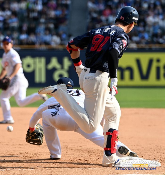 26일 잠실야구장에서 열린 롯데와 두산의 경기, 8회초 롯데 윤동희가 내야안타를 치고 1루 세이프되고 있다. 잠실=허상욱 기자wook@sportschosun.com/2025.04.26/