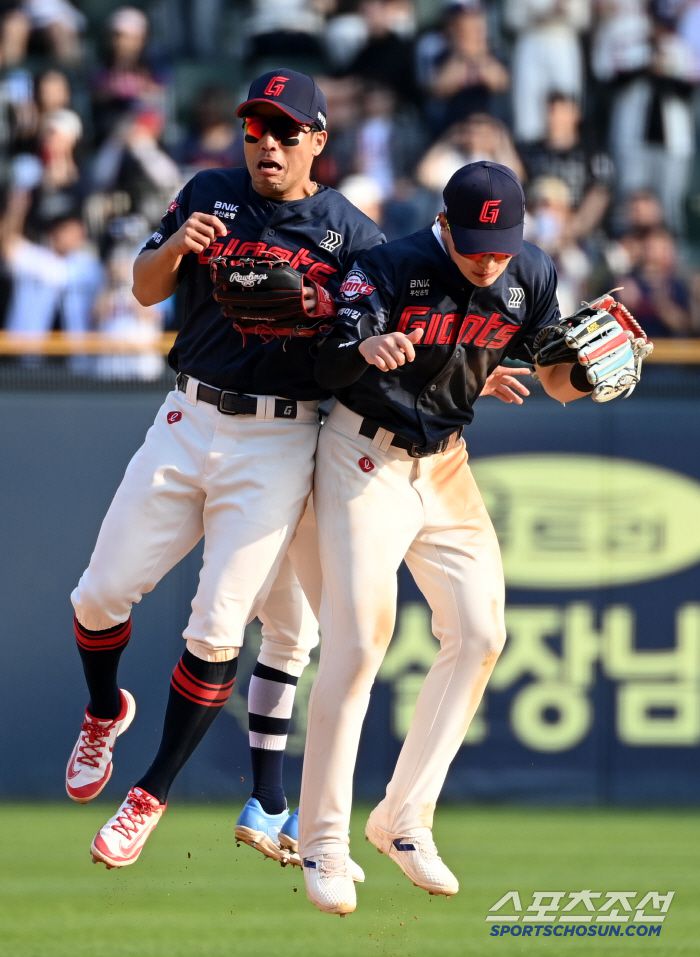 26일 잠실야구장에서 열린 롯데와 두산의 경기,롯데가 7대4로 승리했다. 승리의 기쁨을 나누는 전준우, 장두성, 윤동희의 모습. 허상욱 기자wook@sportschosun.com/2025.04.26/