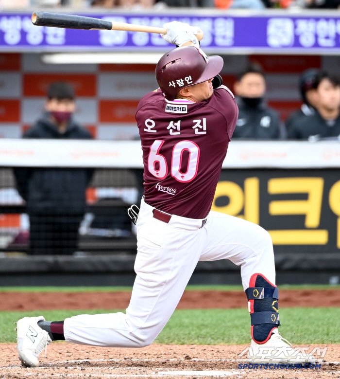 13일 대전 한화생명볼파크에서 열린 키움과 한화의 경기, 8회초 키움 오선진이 타격을 하고 있다. 대전=허상욱 기자wook@sportschosun.com/2025.04.13/