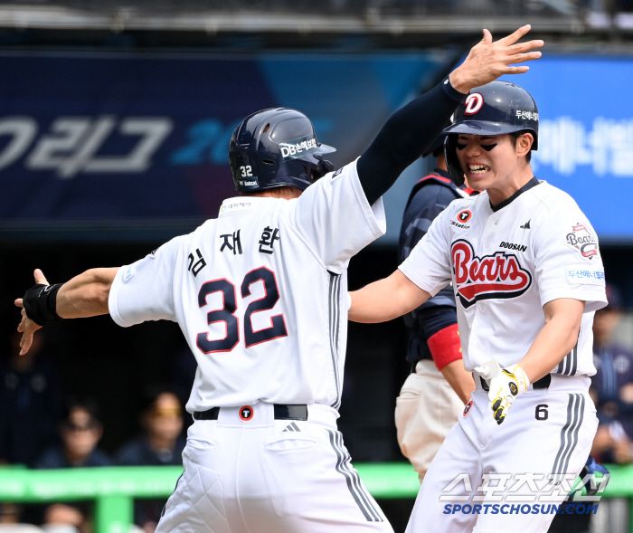 27일 잠실야구장에서 열린 롯데와 두산의 경기, 4회말 1사 민루 두산 오명진이 선제 만루홈런을 치고 기쁨을 나누고 있다. 잠실=허상욱 기자wook@sportschosun.com/2025.04.27/