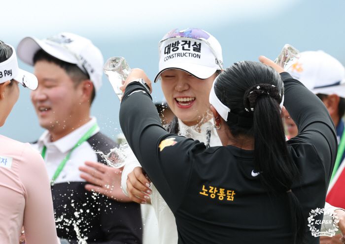 김민선7 덕신EPC챔피언십 FR 우승 축하 물세례
