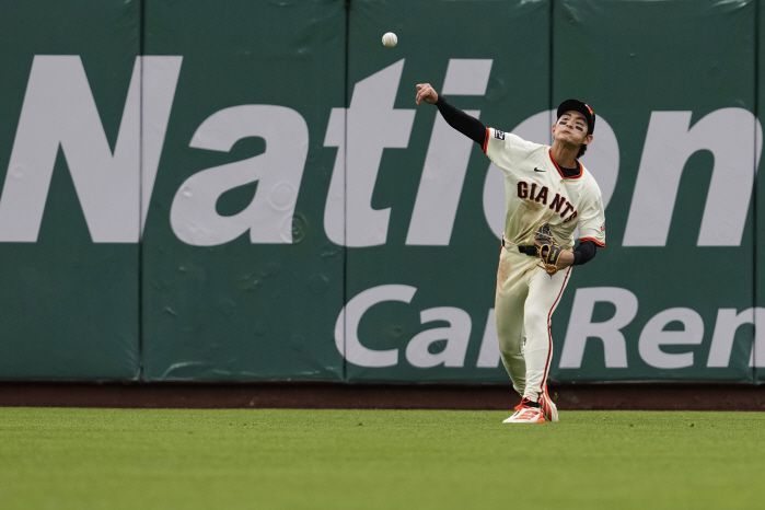 중견수 이정후가 4회초 중전안타를 치고 2루까지 욕심을 낸 텍사스 조나 하임을 잡기 위해 2루로 송구하고 있다. 이정후의 올시즌 3호 보살. AP연합뉴스
