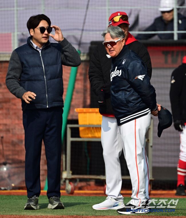 10일 인천 SSG랜더스필드에서 열린 SSG 랜더스와 한화 이글스의 시범경기. 이택근 해설위원과 SSG 이숭용 감독이 한화 김경문 감독과 인사를 나누고 있다. 인천=박재만 기자 pjm@sportschosun.com/2025.03.10/