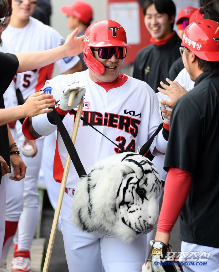 27일 광주 기아챔피언스필드에서 열린 KIA 타이거즈와 LG 트윈스의 경기. 4회말 KIA 최형우가 솔로포를 날린 뒤 환호하고 있다. 광주=박재만 기자 pjm@sportschosun.com/2025.04.27/