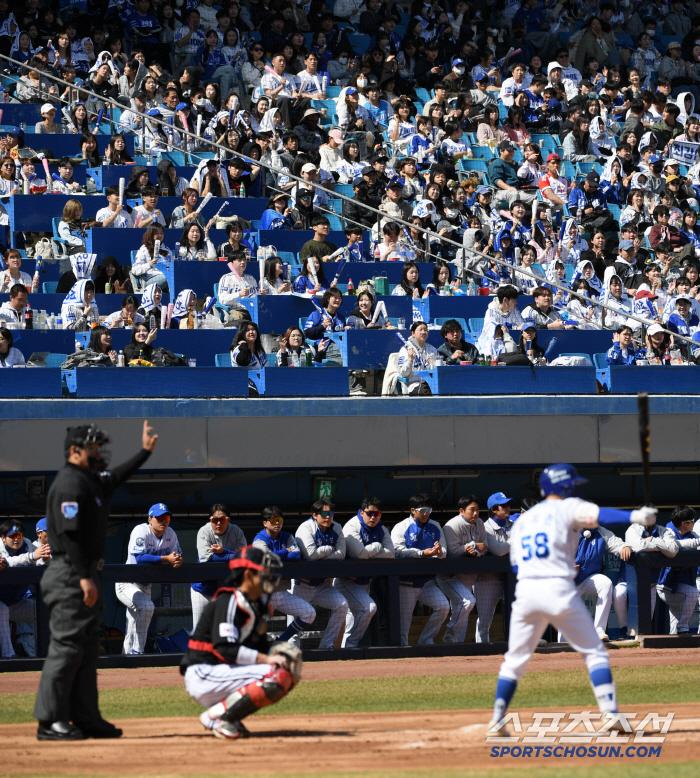14일 대구 삼성라이온즈파크에서 열린 삼성 라이온즈와 LG 트윈스의 시범경기. 평일에도 불구하고 3루 홈 관중석을 가득 메운 삼성 팬들이 야구를 즐기고 있다. 대구=박재만 기자 pjm@sportschosun.com/2025.03.14/