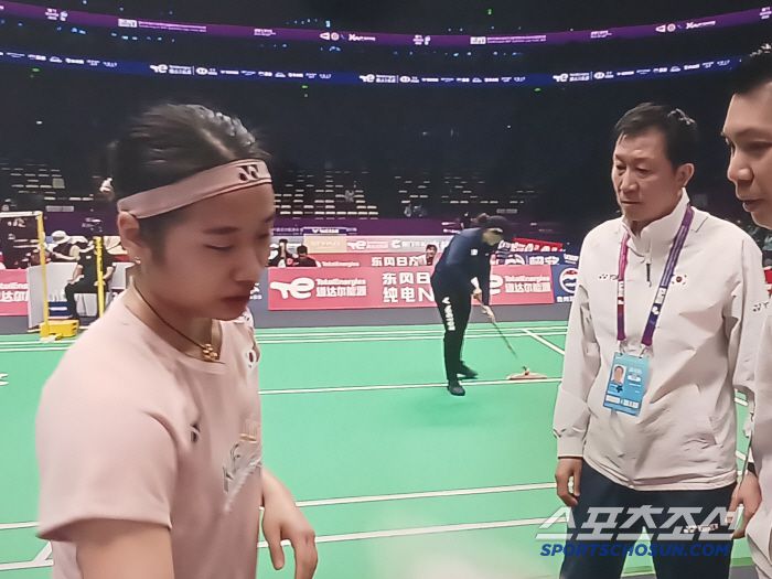 안세영을 지도하고 있는 박주봉 감독. TV 중계화면 캡처