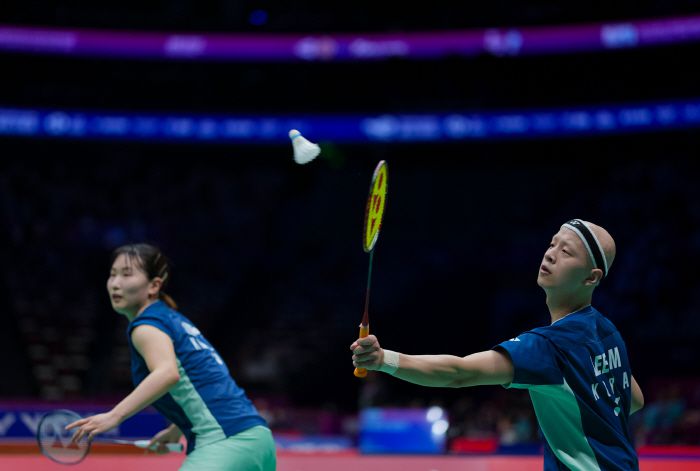 (250427) -- XIAMEN, April 27, 2025 (Xinhua) -- Lee Jong Min (R)/Jeong Na Eun of South Korea react in the mixed doubles match against Ondrej Kral/Tereza Svabikova of the Czech Republic during the group B match between South Korea and the Czech Republic at BWF Sudirman Cup in Xiamen, southeast China's Fujian Province, April 27, 2025. (Xinhua/Sun Fei)<저작권자(c) 연합뉴스, 무단 전재-재배포, AI 학습 및 활용 금지>