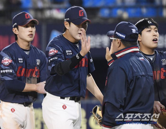 25일 서울 잠실구장에서 열린 롯데-두산전. 8대2로 승리한 롯데 김태형 감독이 나승엽을 맞이하고 있다. 잠실=정재근 기자 cjg@sportschosun.com/2025.4.25/