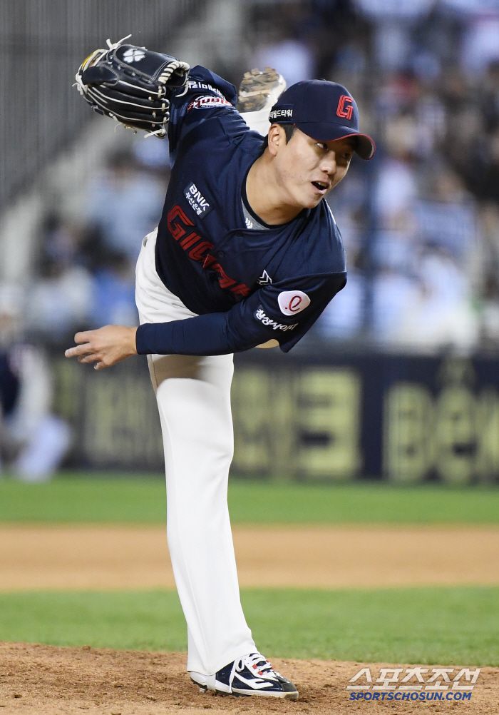 25일 서울 잠실구장에서 열린 롯데-두산전. 7회말 정현수가 투구하고 있다. 잠실=정재근 기자 cjg@sportschosun.com/2025.4.25/