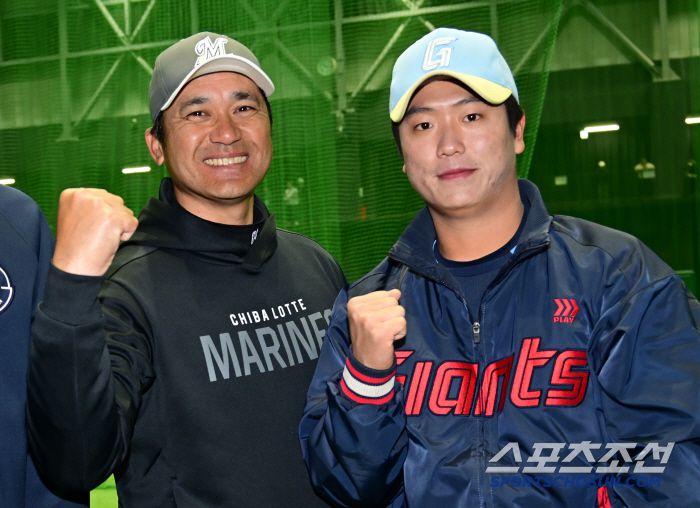 28일 일본 미야자키 미야코노조 야구장에서 열린 롯데 자이언츠와 지바 롯데 마린스의 교류전. 롯데 정현수가 지바 롯데 쿠로키 토모히로 1군 투수 코치와 포즈를 취하고 있다. 미야자키(일본)=박재만 기자pjm@sportschosun.com/2025.02.28/