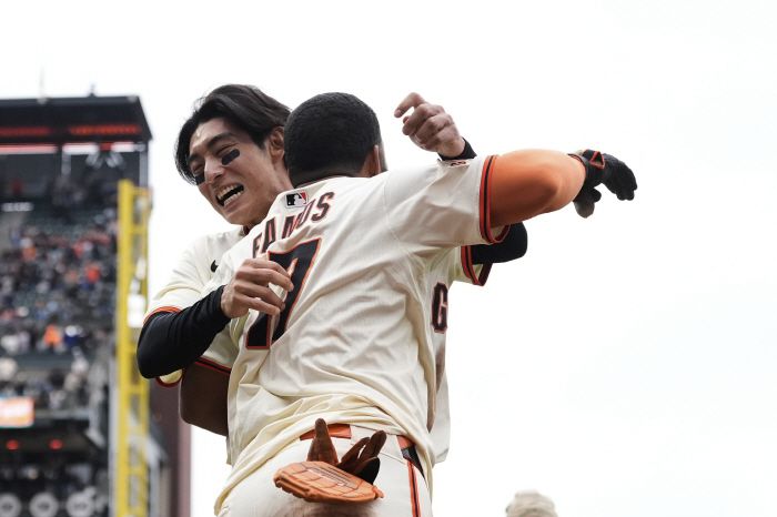 San Francisco Giants' Heliot Ramos (17) is congratulated by Jung Hoo Lee after after scoring the game-winning run against the Texas Rangers during the ninth inning of a baseball game Sunday, April 27, 2025, in San Francisco. (AP Photo/Godofredo A. Vasquez)        <저작권자(c) 연합뉴스, 무단 전재-재배포, AI 학습 및 활용 금지>