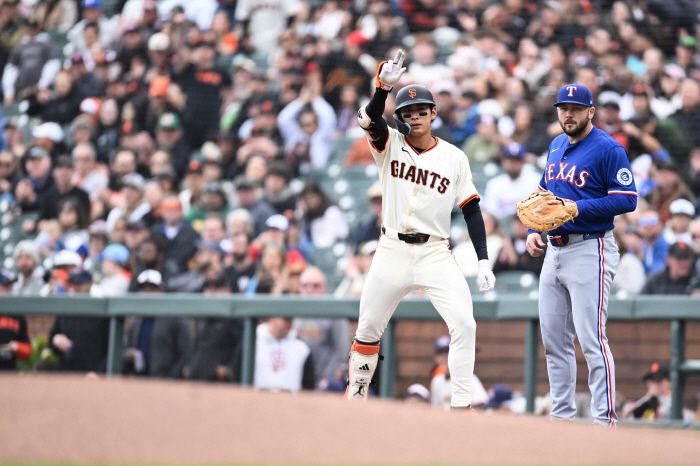 SAN FRANCISCO, CALIFORNIA - APRIL 27: Jung Hoo Lee #51 of the San Francisco Giants celebrates his single against the Texas Rangers in the first inning at Oracle Park on April 27, 2025 in San Francisco, California.   Eakin Howard/Getty Images/AFP (Photo by Eakin Howard / GETTY IMAGES NORTH AMERICA / Getty Images via AFP)        <저작권자(c) 연합뉴스, 무단 전재-재배포, AI 학습 및 활용 금지>