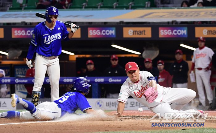 29일 인천 SSG랜더스필드에서 열린 KBO리그 SSG와 삼성의 경기. 8회초 무사 만루. 폭투 때 득점에 성공하고 있는 삼성 김성윤. 인천=송정헌 기자songs@sportschosun.com/2025.04.29/