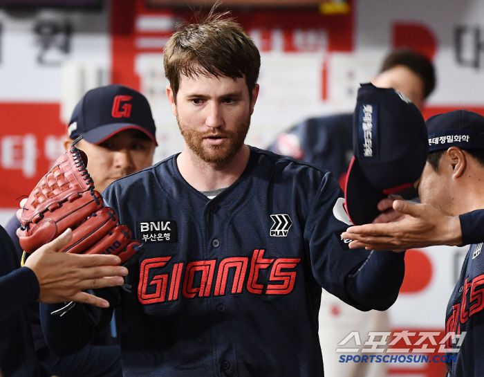 29일 서울 고척스카이돔에서 열린 롯데-키움전. 7이닝 1실점으로 호투한 반즈가 동료들의 축하를 받고 있다. 고척=정재근 기자 cjg@sportschosun.com/2025.4.29/