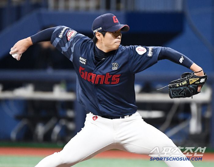 29일 서울 고척스카이돔에서 열린 롯데-키움전. 8회말 2사 만루에 등판한 구승민이 투구하고 있다. 고척=정재근 기자 cjg@sportschosun.com/2025.4.29/