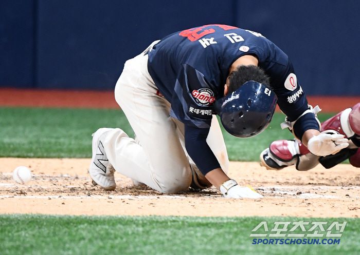 29일 서울 고척스카이돔에서 열린 롯데-키움전. 7회초 1사 1, 2루 전민재가 헤드샷에 쓰러졌다. 코치들이 달려가 상태를 살피고 있다. 고척=정재근 기자 cjg@sportschosun.com/2025.4.29/