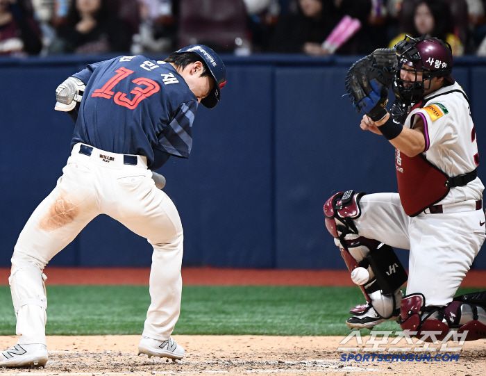 29일 서울 고척스카이돔에서 열린 롯데-키움전. 7회초 1사 1, 2루 전민재가 헤드샷에 맞고 있다. 고척=정재근 기자 cjg@sportschosun.com/2025.4.29/