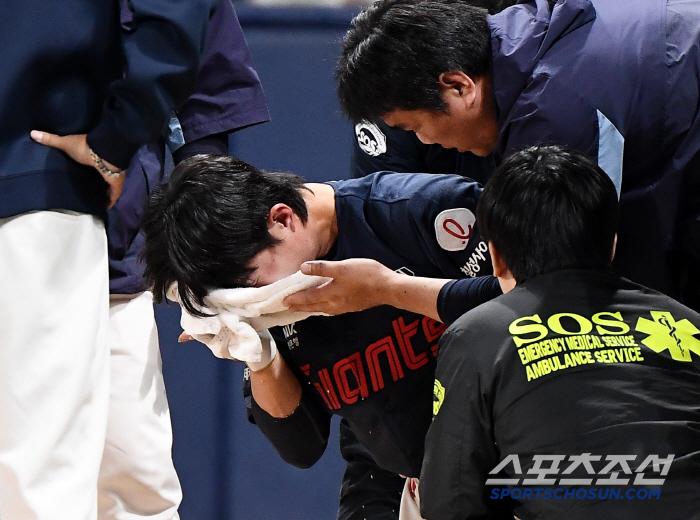 29일 서울 고척스카이돔에서 열린 롯데-키움전. 7회초 1사 1, 2루 전민재가 헤드샷에 쓰러졌다. 수건으로 얼굴을 감싼 전민재가 응급차로 이송되고 있다. 고척=정재근 기자 cjg@sportschosun.com/2025.4.29/