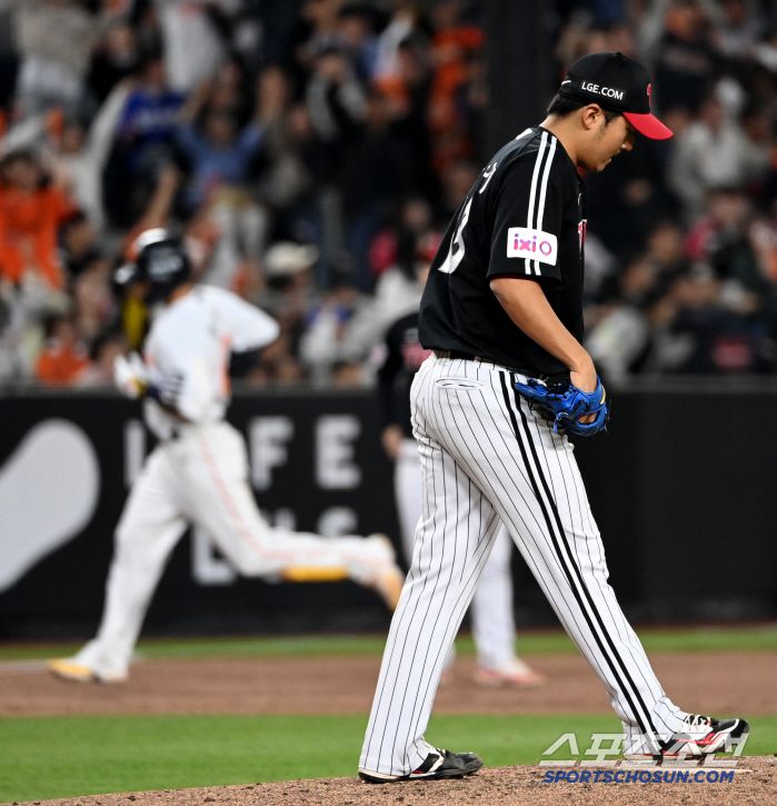 29일 대전한화생명볼파크에서 열린 LG와 한화의 경기, 4회말 LG 송승기가 한화 이진영에 동점 솔로홈런을 내주며 아쉬워하고 있다. 대전=허상욱 기자wook@sportschosun.com/2025.04.29/