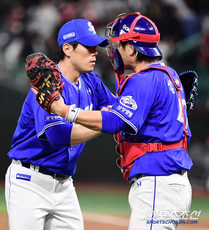 6연승! 경기 종료 후 승리의 기쁨을 나누고 있는 김재윤, 강민호.