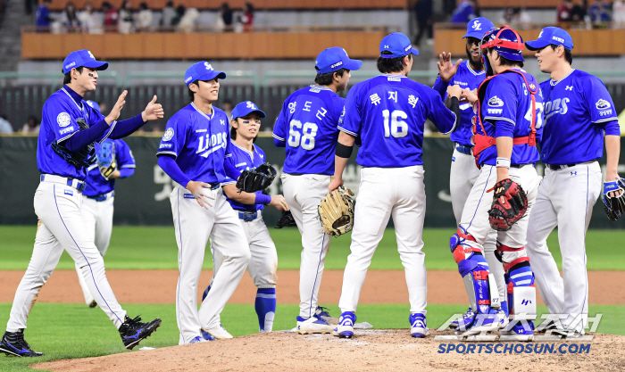 동료들보다 키는 작지만 가장 큰 활약을 펼친 김성윤. 경기 종료 후 승리의 기쁨을 나누고 있는 삼성 선수들.