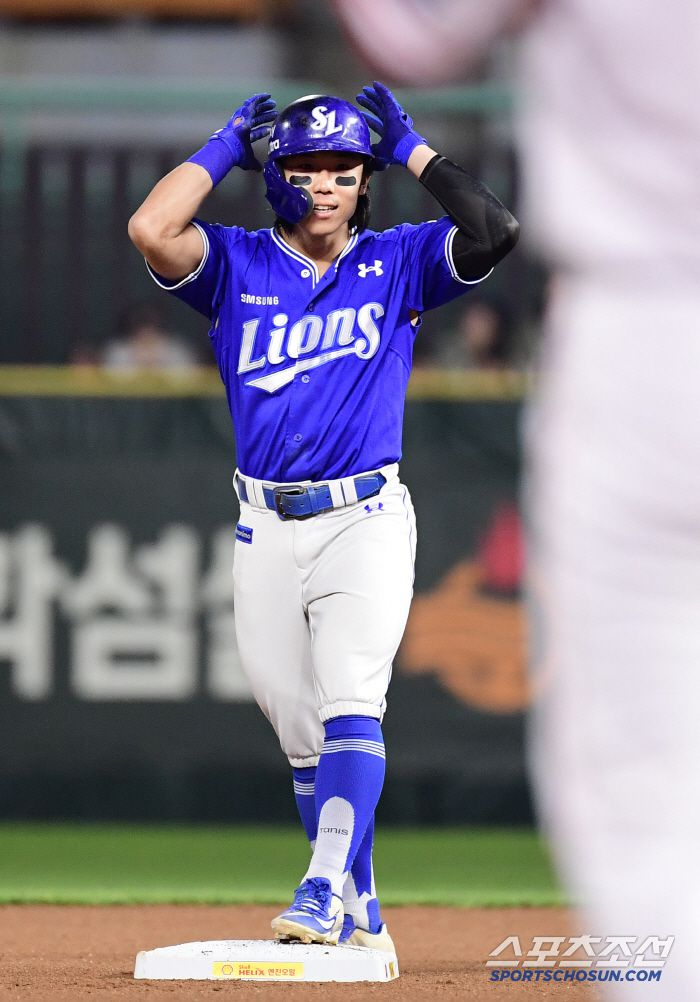 8회초 선두타자 2루타를 날린 김성윤.