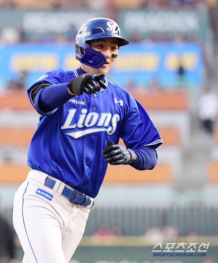 1회초 SSG 화이트 상대 솔로홈런을 날린 삼성 구자욱.