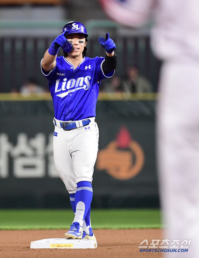 8회초 선두타자 2루타를 날린 삼성 김성윤.