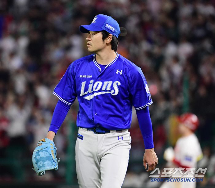 8회말 2사 1, 3루. 박성한을 외야플라이로 처리하며 실점 위기를 넘긴 백정현.