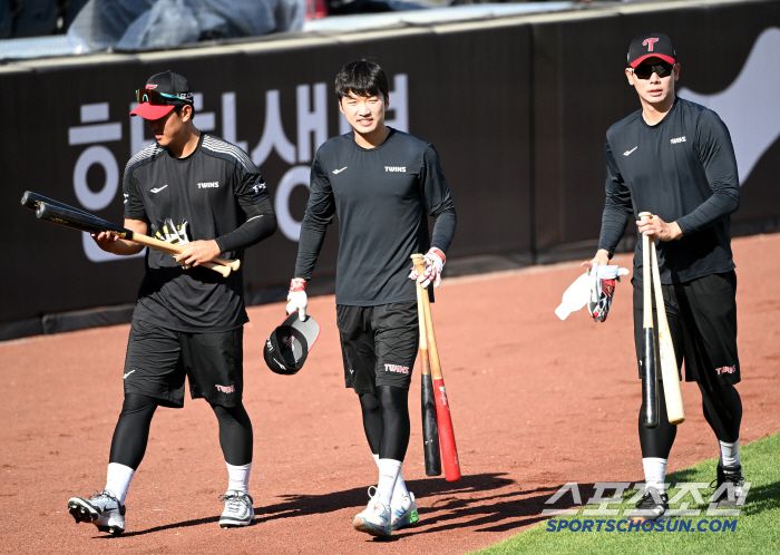 30일 대전한화생명볼파크에서 열린 LG와 한화의 경기, LG 송찬의, 박해민, 홍창기가 발걸음을 옮기고 있다. 대전=허상욱 기자wook@sportschosun.comm/2025.04.30/