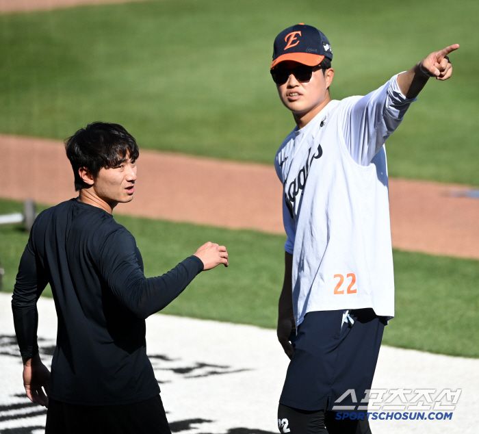 30일 대전한화생명볼파크에서 열린 LG와 한화의 경기, 한화 채은성과 LG 신민재가 이야기를 나누고 있다. 대전=허상욱 기자wook@sportschosun.comm/2025.04.30/