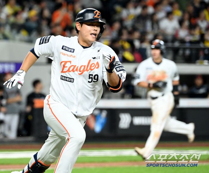 30일 대전한화생명볼파크에서 열린 LG와 한화의 경기, 8회말 2사 3루 한화 허인서가 1타점 2루타를 치고 있다. 대전=허상욱 기자wook@sportschosun.com/2025.04.30/