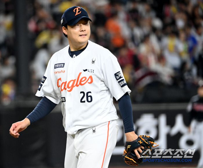 30일 대전한화생명볼파크에서 열린 LG와 한화의 경기, 8회초를 무실점으로 막은 한화 한승혁이 더그아웃으로 향하고 있다. 대전=허상욱 기자wook@sportschosun.com/2025.04.30/