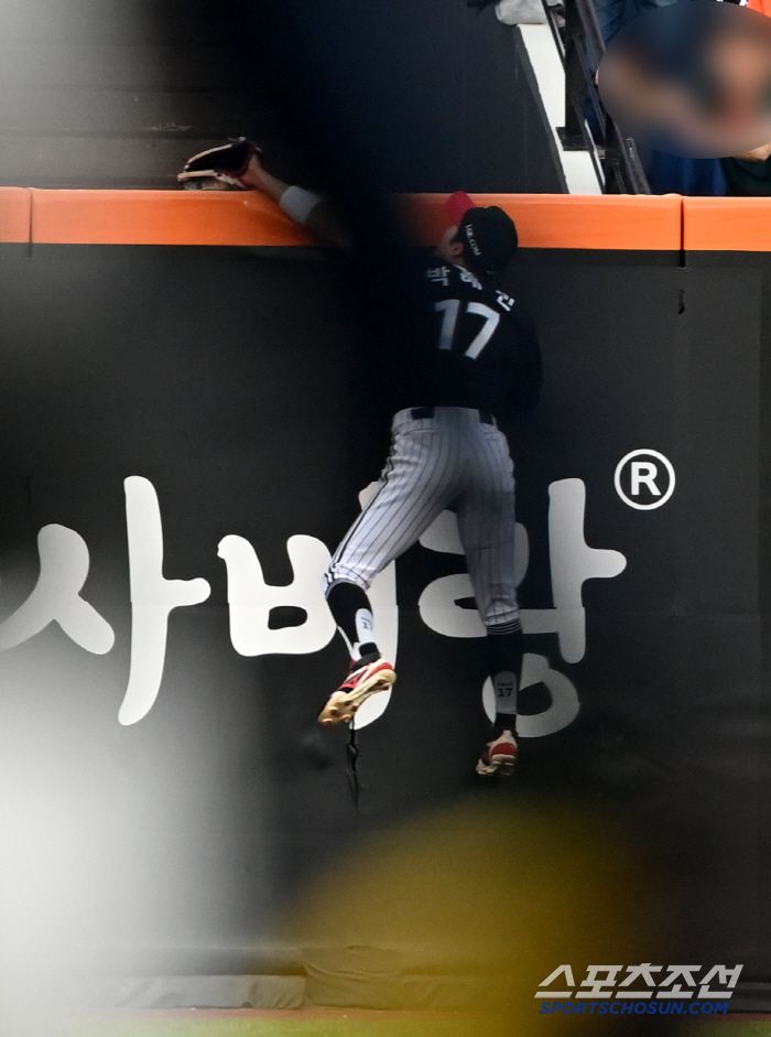 30일 대전한화생명볼파크에서 열린 LG와 한화의 경기, 2회말 무사 1루 LG 중견수 박해민이 한화 채은성의  홈런성 타구를 잡아내고 있다. 대전=허상욱 기자wook@sportschosun.comm/2025.04.30/