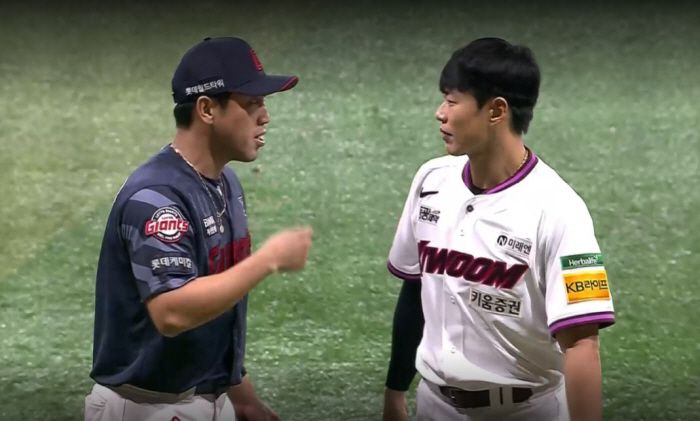 전준우에게 사과를 전하는 송성문. 사진=SPOTV 영상 캡쳐