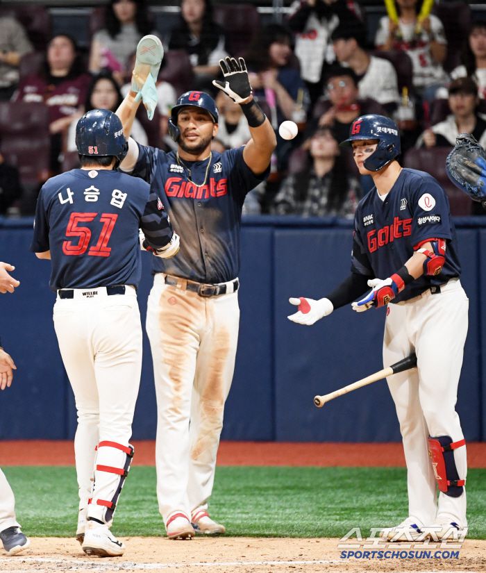 30일 서울 고척스카이돔에서 열린 키움 히어로즈와 롯데 자이언츠의 경기. 4회초 무사 1루 롯데 나승엽이 투런포를 날린 뒤 환호하고 있다. 고척=박재만 기자 pjm@sportschosun.com/2025.04.30/