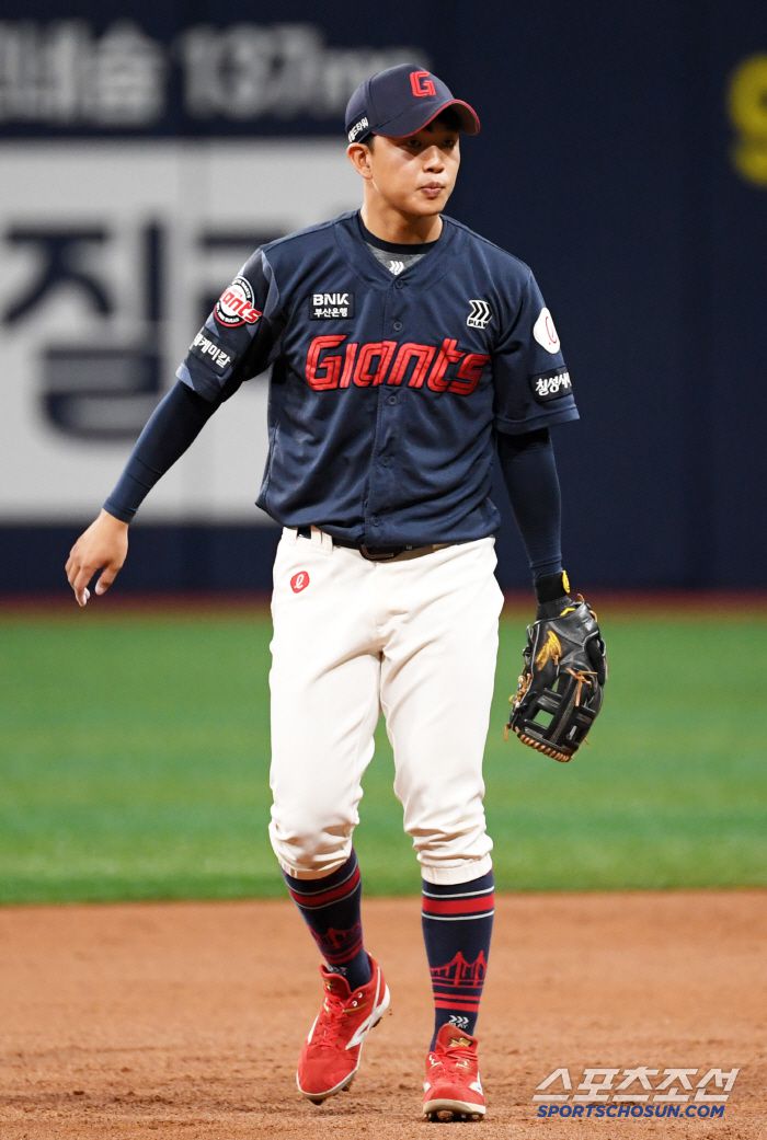 30일 서울 고척스카이돔에서 열린 키움 히어로즈와 롯데 자이언츠의 경기. 롯데 이호준이 수비를 하고 있다. 고척=박재만 기자 pjm@sportschosun.com/2025.04.30/