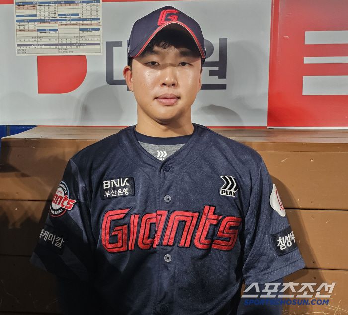 인터뷰에 임한 이호준. 김영록 기자