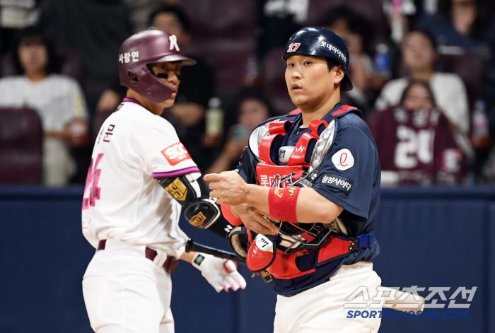 선두 타자 송성문의 배트가 돌았다고 확신한 포수 유강남은 두 차례나 어필했다.