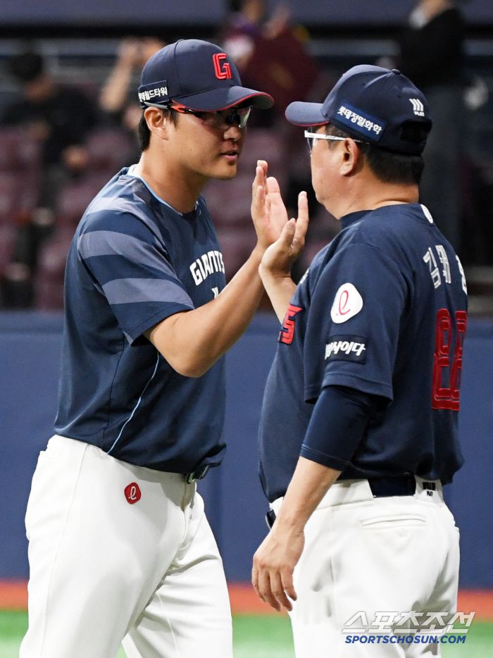 10대9 1점 차 승리를 거둔 롯데 김태형 감독은 승리 투수 박세웅을 반겼다.