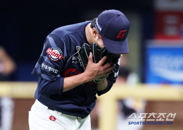 한 이닝이라도 더 던지고 싶었던 박세웅은 자신에게 화가난 듯 글러브에 얼굴을 박고 포효했다.